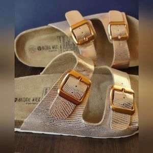NWOT Sandals Size 9.5 Color Gold